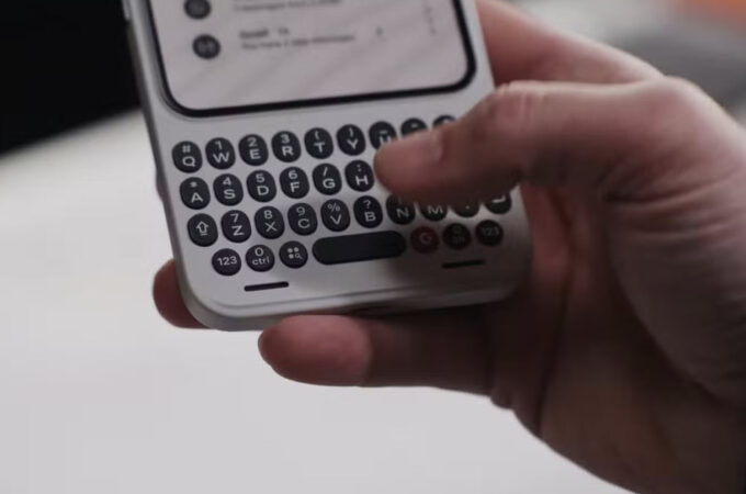 Clicks Communicator (4)