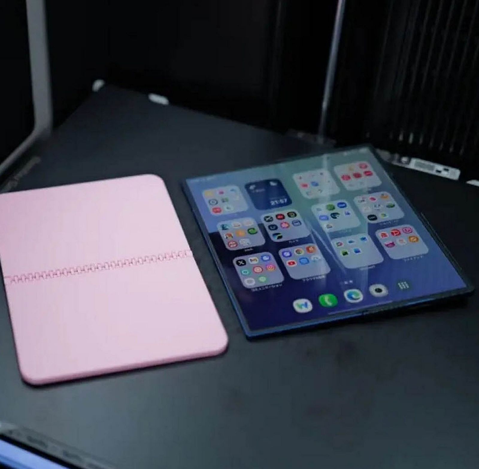 iphone-fold-mockup-comparison-
